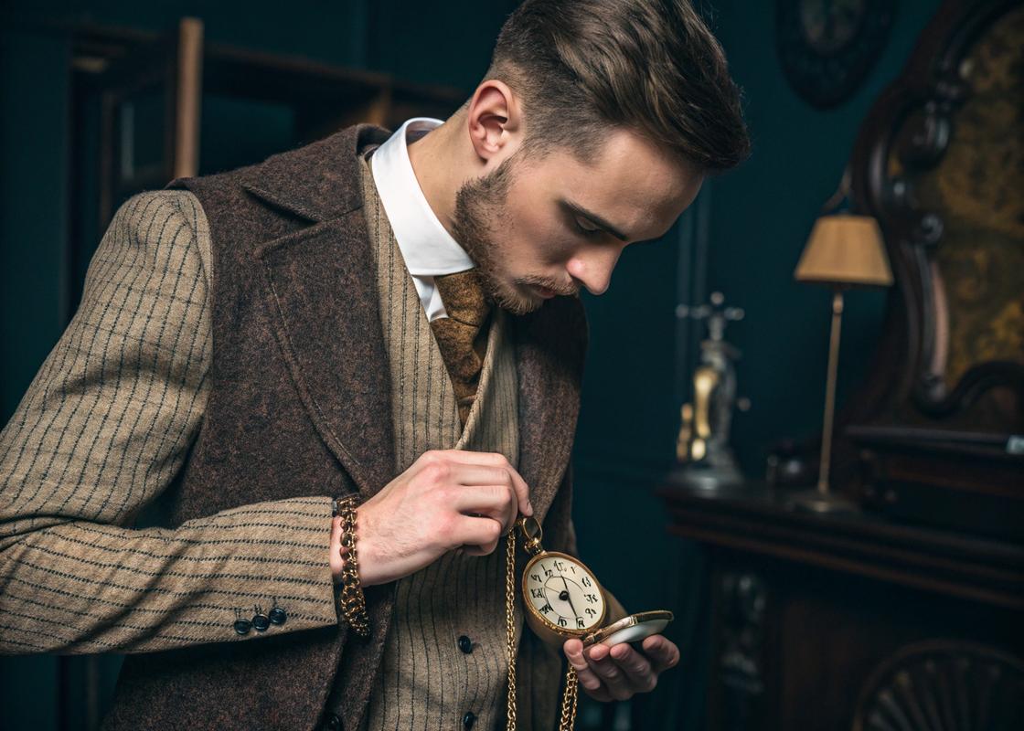 Gentleman en costume ajustant une montre de poche dans un décor de barbier des années 1920, éclairage dramatique et textures riches